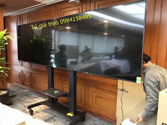 Lắp đặt giá treo 2 tivi di động AVG1800-60-2A cho phòng họp đại sứ quán Thụy Điển tại Hà Nội