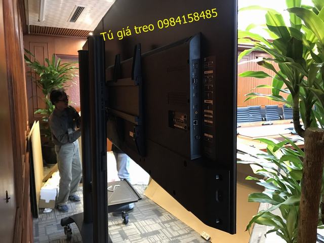 Lắp đặt giá treo 2 tivi di động AVT-1800-60-2A cho đại sứ quán thụy điển tại Hà Nội